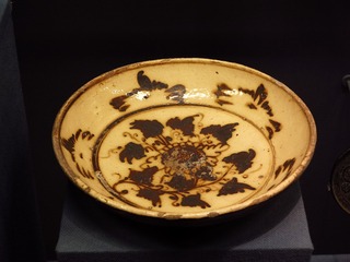 白釉黑花瓷盘，海淀区金墓出土，北京首都博物馆文物展。