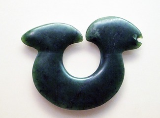 鱼钩形吊坠，碧玉，卡瓦卡瓦品种，约制于1700-1850年，中国国家博物馆（毛利碧玉：新西兰的传世之宝）展览。