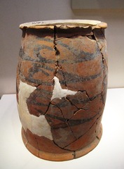 筒形彩陶器，红山文化（约公元前4700年-前2900年），1988年辽宁凌源牛河梁出土，中国国家博物馆文物展。