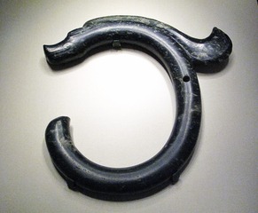 玉龙，红山文化（约公元前4700年-前2900年），1971年内蒙古翁牛特旗赛沁塔拉出土，中国国家博物馆文物展。