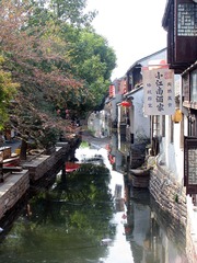 周庄，水乡风情，狭窄的水巷，临河而筑的小江南酒家