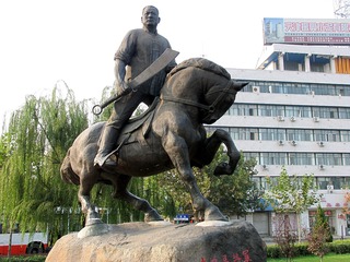 天津市中心公园吉鸿昌故居门前草坪上：吉鸿昌将军跃马横刀的青铜雕像（2004年11月）