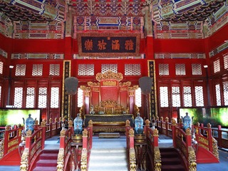 辟雍大殿皇帝讲学宝座，上悬“雅涵於乐”匾额，北京孔庙和国子监博物馆。