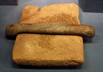 石磨盘、磨棒，新石器时代中期（距今8500-7000），平谷区上宅遗址出土，北京首都博物馆文物展。
