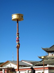 云南省迪庆藏族自治州香格里拉县独克宗古城，广场，经筒式的标志性建筑。