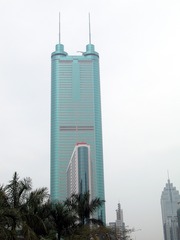 深圳市地王大厦：高328米，是深圳最高楼宇与标志性建筑，是深港交界的最高观光点之一。（2004年4月10日）