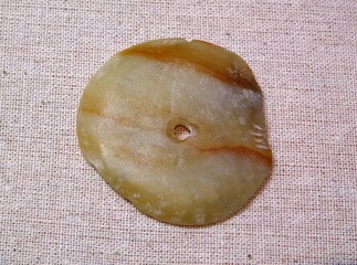 玉璧，新石器时代，依安桥南遗址出土，黑龙江省齐齐哈尔市博物馆。