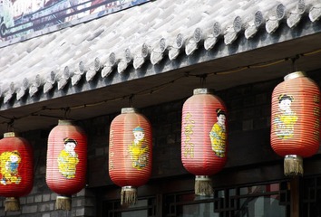 北京市东城区胡同建筑，北京特色房檐，悬挂的灯笼。