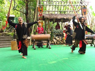 深圳市旅游区中国民俗文化村佤寨进行的民族歌舞表演