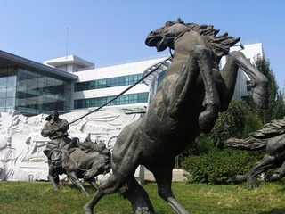 内蒙古赤峰城市风光，城市雕塑，套马。