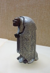 石湾窑仿哥釉米芾拜石像，清末，广东省博物馆古代文物。