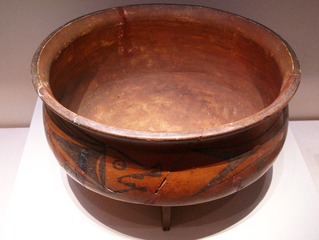 鱼纹彩陶盆，仰韶文化（约公元前5000年-前3000年），1955年陕西西安半坡出土，中国国家博物馆文物展。