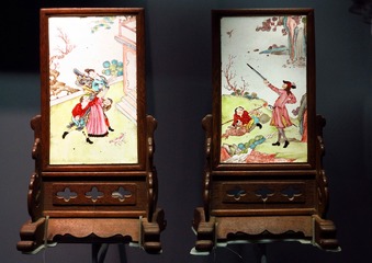 洋瓷人物插瓶，北京首都博物馆文物展。