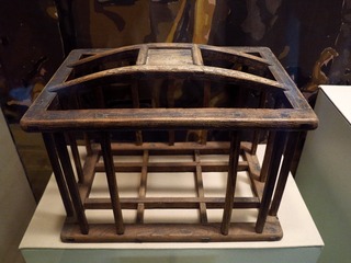 新娘陪嫁品木鹅笼（清代老北京婚俗），北京首都博物馆。