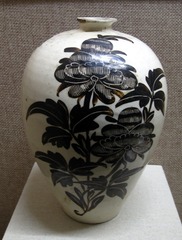 辽白釉铁绣花碟梅瓶，辽代，富拉尔基人武部墓葬遗址出土，黑龙江省齐齐哈尔市博物馆。