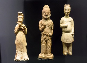 釉陶俑（左一、左二）唐代，东城区出土，红陶男立俑（右一）唐代，宣武区陶然亭出土，首都博物馆文物展。