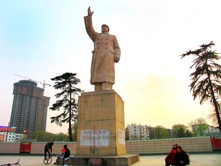 郑州市，紫荆山路，暮色下的毛主席雕像