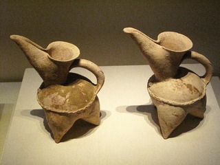 白陶鬶，大汶口文化（约公元前4200年-前2500年），1959年山东泰安大汶口出土，中国国家博物馆文物展。