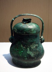 铜提梁卣，盛酒器，西周（前1046-前771年）山西省翼城大河口1号墓出土，首都博物馆文物展。