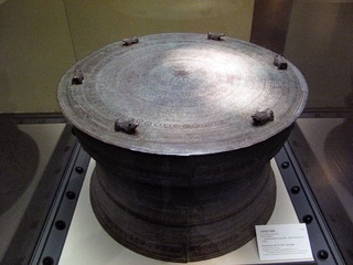 五铢钱纹青铜鼓，汉，1954年广西岑溪出土，中国国家博物馆文物。