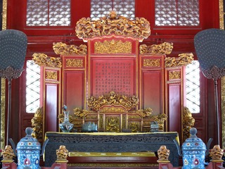 辟雍大殿皇帝讲学宝座，北京孔庙和国子监博物馆。