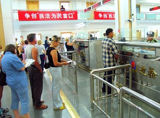 满洲里口岸：正在接受边检的出境游客（摄于2004年9月）