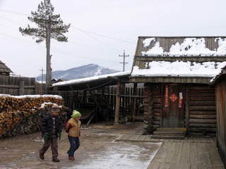 内蒙古额尔古纳市边境村庄太平川的华俄后裔家庭，民居院落和孩子。