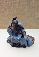 石湾窑“佐朝作”款蓝釉老人读书像，清代光绪年间，广东省博物馆古代文物。