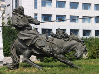 内蒙古，赤峰城市风光，城市雕塑，套马。