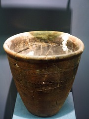 陶深腹罐，新石器时代中期（距今8500-7000），平谷区上宅遗址出土，北京首都博物馆文物展。