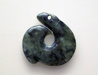 鱼钩形吊坠，碧玉（软玉），伊纳喀品种，约制于1700年-1850年，中国国家博物馆（毛利碧玉：新西兰的传世之宝）展览。