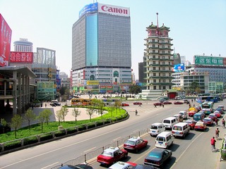郑州市掠影，二七广场，交通繁忙。
