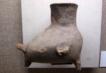 鸭形壶，青铜时代，梅里斯三八村东土岗墓葬出土，黑龙江省齐齐哈尔市博物馆。