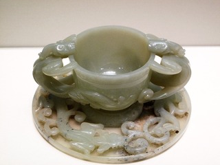 双螭耳酒台盏，明初，国家博物馆中国古代玉器艺术展。