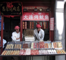 北京王府井小吃街的烧烤店（摄于2004年11月）