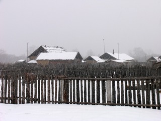 内蒙古额尔古纳市边境村庄太平川，雪中的华俄后裔家庭木刻楞房子和院落。
