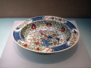 五彩花鸟纹洗，明朝万历瓷器，北京海淀区清代黑舍里氏墓出土，北京首都博物馆文物展。