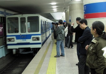 北京地铁站等待上车的乘客（2004年11月11日）