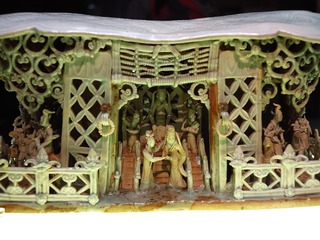 景德镇窑青白釉戏剧舞台人物纹枕（局部），北京崇文元代斡脱赤墓出土，北京首都博物馆文物展。