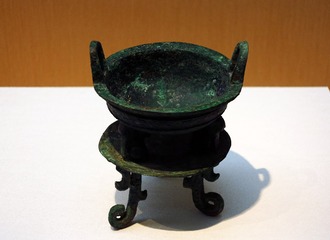 夔凤形足温鼎，热饭器具，西周青铜器，山西翼城县大河口1号墓出土，首都博物馆文物展。