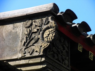 北京市，东城区胡同建筑，四合院屋脊的砖雕。
