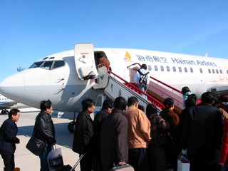 乘客正在登上停靠在海拉尔机场的海南航空公司的班机（资料图片，摄于2004年3月8日）