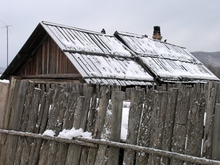 内蒙古额尔古纳市边境村庄太平川，雪中的华俄后裔家庭木刻楞房子和院落的木栅栏。
