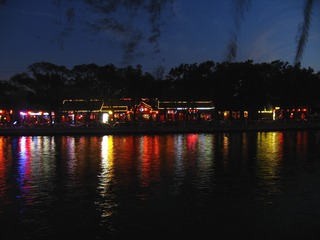 北京市什刹海风光，酒吧，霓虹灯闪烁，夜色阑珊。