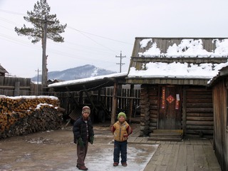 内蒙古额尔古纳市边境村庄太平川的华俄后裔家庭，民居院落和孩子。002