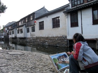 水乡周庄，一位女孩在画板是绘画水乡风情（2004年11月）