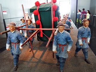 迎亲八抬大轿，清朝老北京婚俗泥塑，北京首都博物馆。