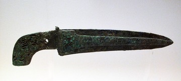 嵌绿松石青铜戈，商王武丁时期，1976年河南安阳殷墟妇好墓出土，中国国家博物馆文物展。