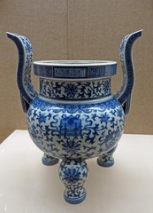 景德镇窑青花八宝纹双耳三足炉，清代·嘉庆，广东省博物馆古代文物。