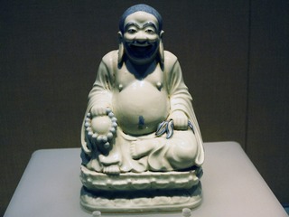 青花布袋僧瓶，明朝万历年间瓷器，北京房山区多宝佛塔出土，北京首都博物馆文物展。